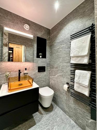 Alpine City Studio with AC, garden terrace and much privacy