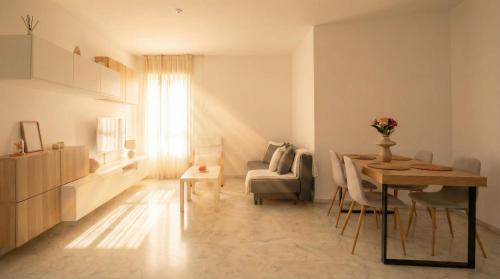 Spacious 2-Bedroom Apartment - Walk to Isla Mágica - AC - Premium Bed