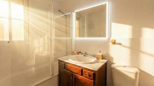 Spacious 2-Bedroom Apartment - Walk to Isla Mágica - AC - Premium Bed