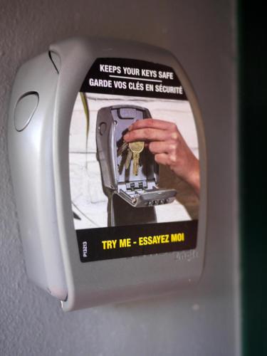 a sign on a machine that says keep your keys safe and a hand at Casa Levada Explorer - Cozy Nights & Easy Meals in Santana