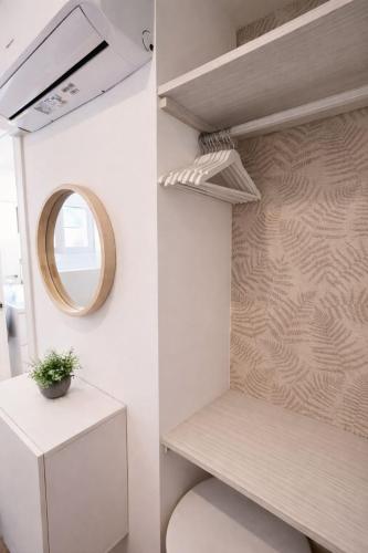 un bagno con un water e uno specchio di Farrier's Lodge a Gibilterra