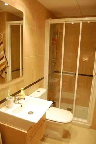 a bathroom with a toilet and a sink and a shower at Casa junto a la playa- Costa Dorada in L'Ampolla
