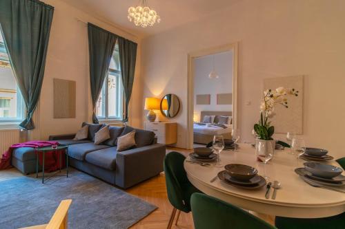 2BDR Central Grand Bourgeois Apt at Kodaly w AC