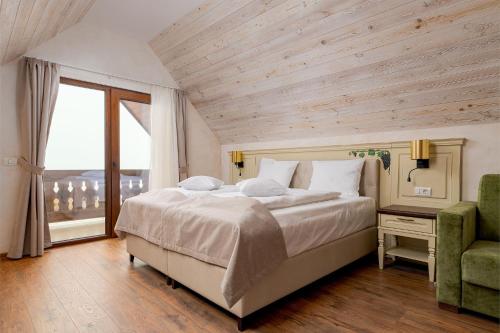 a bedroom with a large bed and a window at Licorna La Vie in Gura Vadului