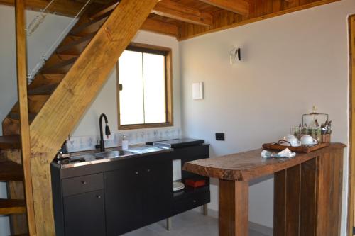 a kitchen with a sink and a counter top at Chalé Pé da Serra - Região de Monte Verde in Camanducaia
