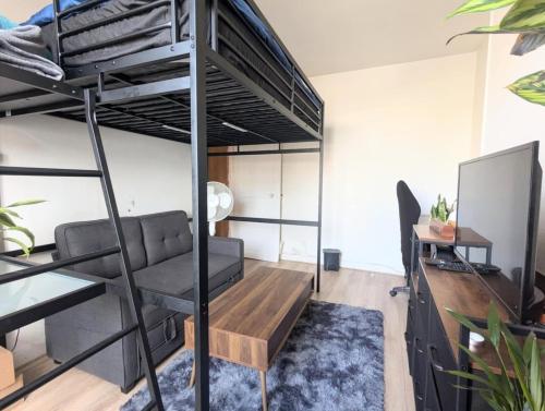 una stanza con un letto a castello e una scrivania di Beau studio confortable a Parigi