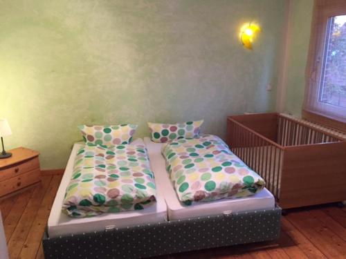 2 nebeneinander sitzende Betten in einem Schlafzimmer in der Unterkunft Apartment Rothehof in Petershagen