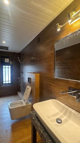 a bathroom with a toilet and a sink at Juniper Mountain Resort in Lachen