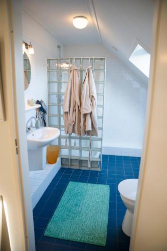 a bathroom with a sink and a toilet at de lange adem in Millingen aan de Rijn