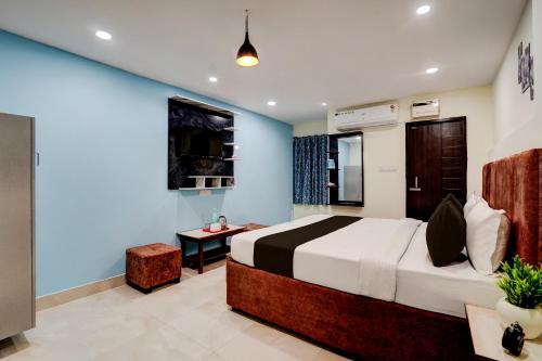 a hotel room with a bed and a desk at Hotel O Khusi Tranquil Domicile in Bhubaneshwar