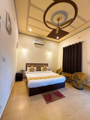 a bedroom with a large bed and a ceiling at GREEN VALLEY SARISKA in Tehla