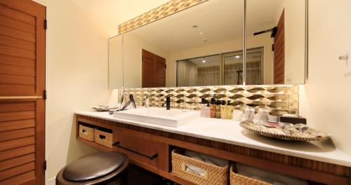a bathroom with a sink and a large mirror at Villa the Club Karuizawa in Naganohara