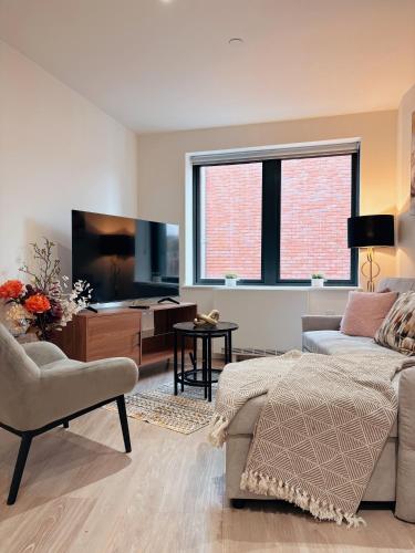 a living room with a couch and a tv at Two Bedroom Warm and Cozy Retreat in Exeter in Exeter