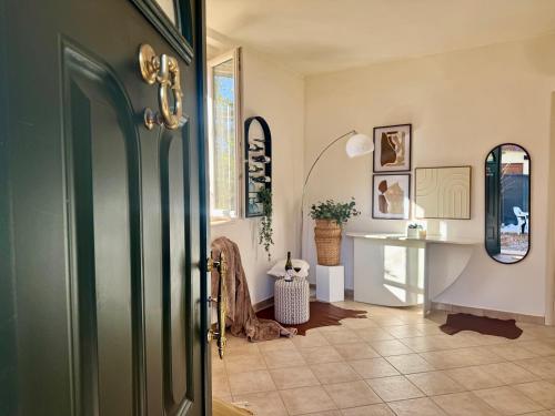 a hallway with a green door and a table at Dimora dei Passi Lenti in Montegranaro