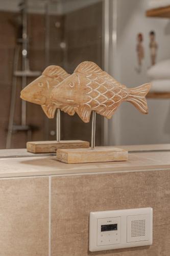 a wooden fish sculpture on top of a counter at Küstennest in Wenningstedt