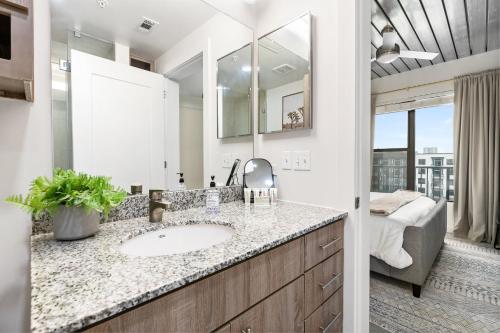 a bathroom with a sink and a large mirror at Lodgeur Midtown, Houston - close to Downtown & Texas Medical Center in Houston