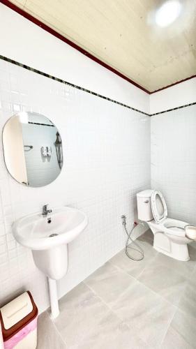 a white bathroom with a sink and a toilet at ไร่รักดอย ภูทับเบิก in Ban Maeo Thap Boek