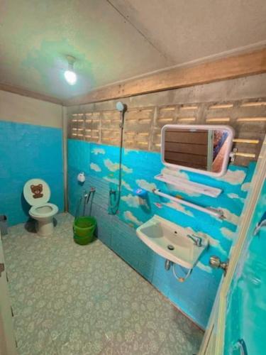 a blue bathroom with a sink and a toilet at Yada homestay in Ban Bu Lu