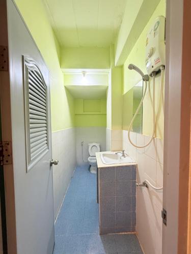 a bathroom with a sink and a toilet at Bambus Motel in Jomtien Beach