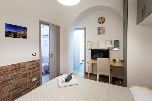 a bedroom with a bed and a desk in a room at Come A To Casa in Aspra