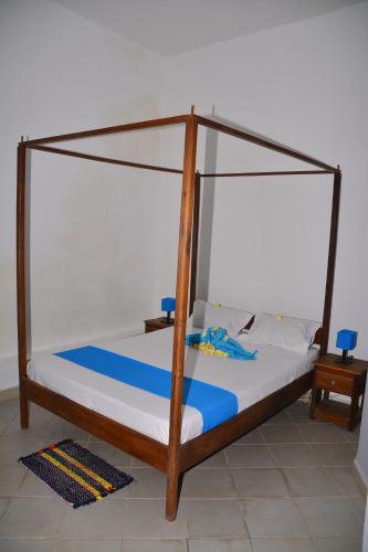 Llit o llits en una habitació de Maruti Hotel