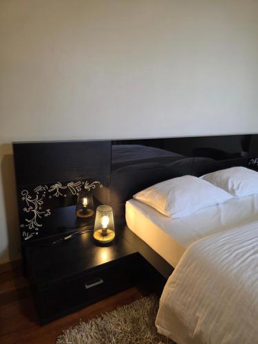 a bedroom with two beds and a table with two lamps at Quintinha do Álvaro - Holiday house in Santana