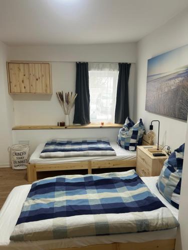 a bedroom with two beds and a window at SchrauberStube Bertkow in Goldbeck
