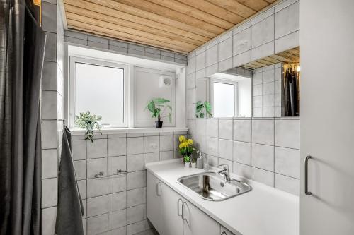 a bathroom with a sink and a mirror at Fewo Vidstrup Hygge in Vidstrup