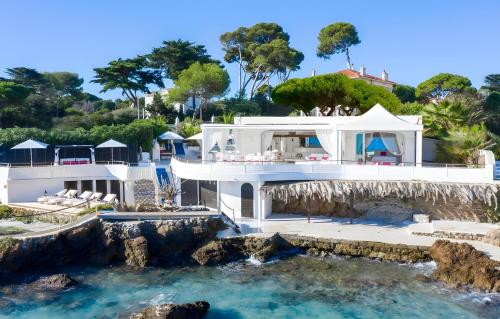 Villa pieds dans l'eau au Cap d'Antibes