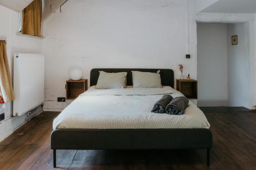 ein Schlafzimmer mit einem großen Bett und zwei Kissen darauf in der Unterkunft La seiche in Kluisbergen