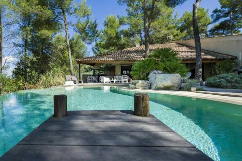 Japanese-Inspired Villa Facing Pic Saint-Loup