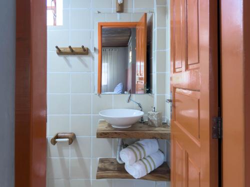 a bathroom with a sink and a mirror at Sítio D Ouro in Marechal Floriano