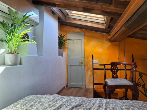 Cozy Studio Attic at Historical Centre of Florence 5 mins SMN and 7 Duomo