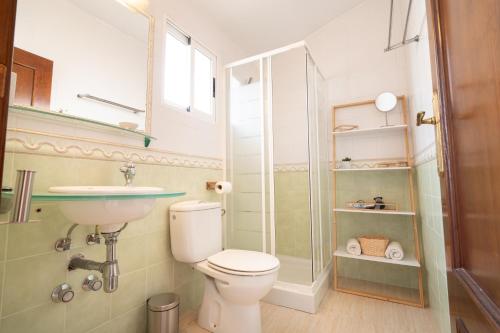 a bathroom with a toilet and a sink and a shower at Chalet adosado en la playa de Torre de la Horadada in Torre de la Horadada