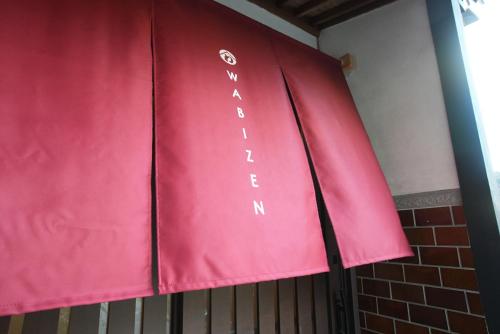 a red banner with the words vancouver n on it at 侘然 - Wabizen - in Ikeda