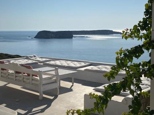 maison au bord de la mer Egée