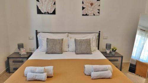 a bedroom with a large bed with towels on it at Agave in Olmedo