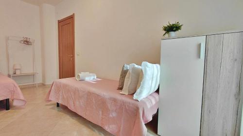 a bedroom with a bed with a pink blanket at Agave in Olmedo