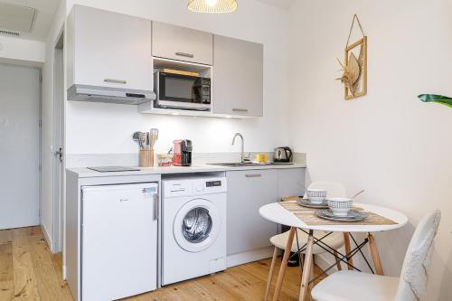 Charming City Center Studio 402