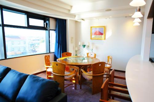a living room with a table and a couch at ゲストハウス 清水銀座 in Shizuoka