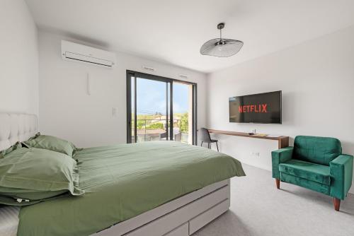 Studio Eucalyptus - Centre - Albi في ألبي: غرفة نوم بها سرير أخضر وكرسي أخضر