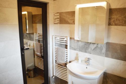 Bilik mandi di Villa Borika