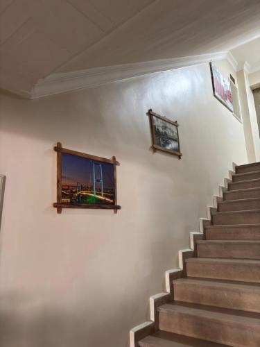 a set of stairs with a window on the wall at Huzur Otel Ümraniye in Istanbul