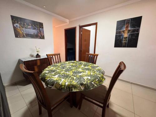 a room with a table and chairs with a table at Casa espaçosa com ar em todos os quartos in Ourinhos