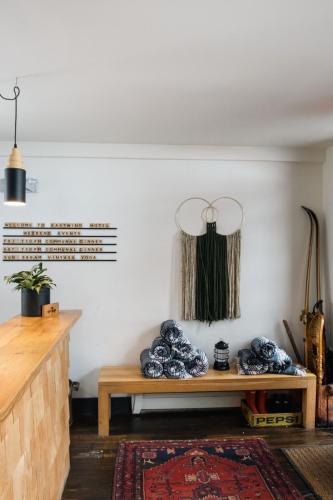 ein Wohnzimmer mit einer Bank und einem Teppich in der Unterkunft Eastwind in Windham
