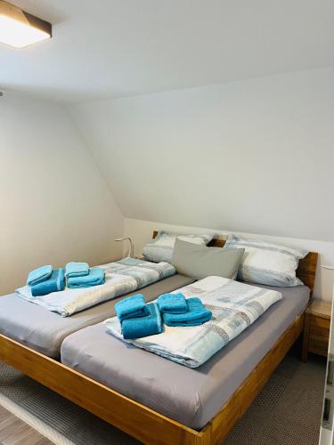 two beds in a room with blue towels on them at Lieblingsplatz in Kappeln