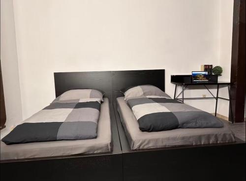 two beds sitting next to each other in a room at Stadthaus 34 - Check-in 24h in Kevelaer