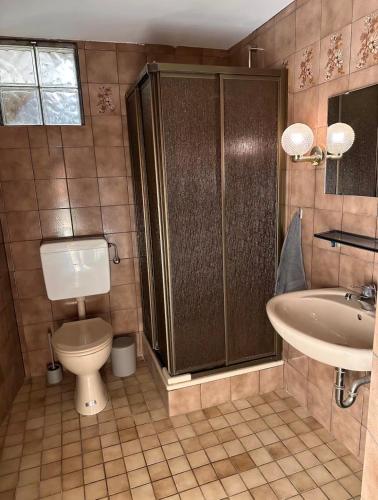 a bathroom with a toilet and a shower and a sink at Stadthaus 34 - Check-in 24h in Kevelaer