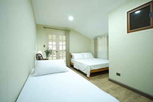 ein Schlafzimmer mit zwei Betten und einem Fernseher an der Wand in der Unterkunft CASA RELOJ in Alfonso