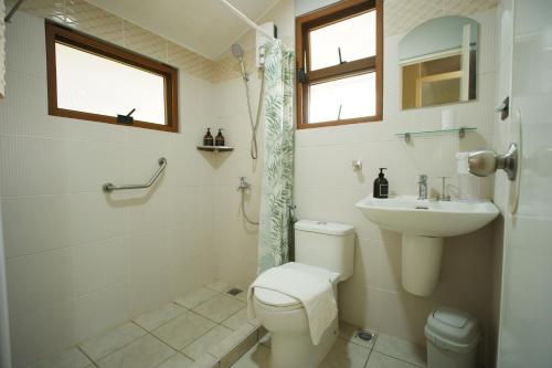 ein Badezimmer mit Toilette und Waschbecken in der Unterkunft CASA RELOJ in Alfonso